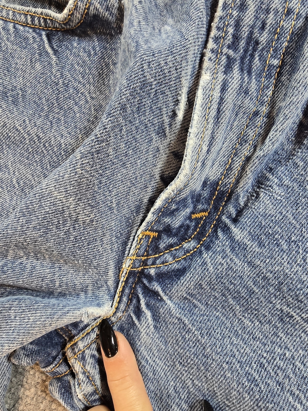 Vintage Levi’s 32x30 Relaxed Fit Light Wash Jeans Distressed Faded 90s - Picture 7 of 12